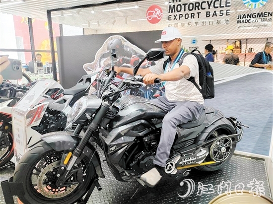 建雅摩托金剛狼800cc大型巡航車炫酷吸睛。鄧少軍