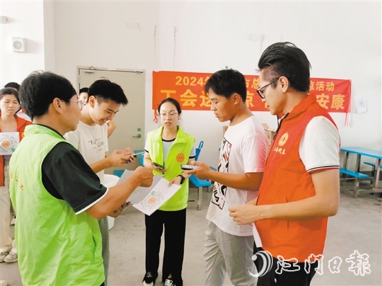 鶴山新業(yè)態(tài)工會代表積極開展政策宣傳。