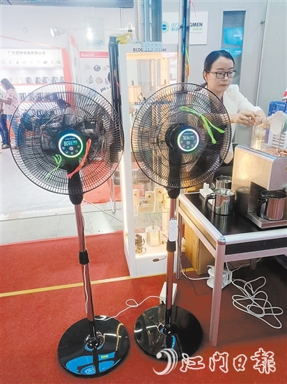 路思拓的“七彩LED燈光+香薰盒+自帶電池”16寸無軸電機風扇。