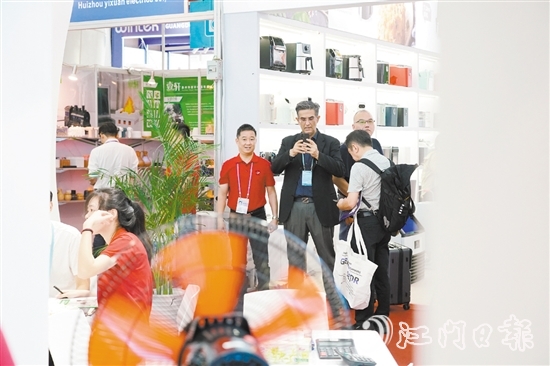 在德信電器展區(qū)，外國客商體驗風(fēng)扇的強勁風(fēng)力。羅霈