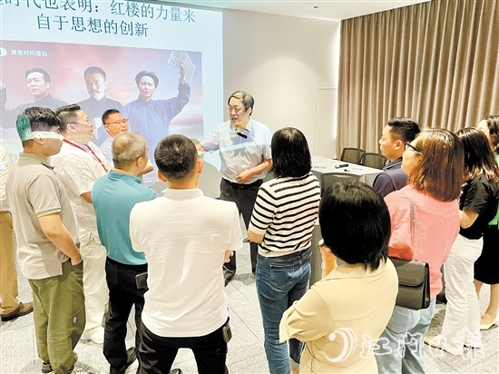 課間休息時(shí)間，學(xué)員們也抓緊時(shí)間向老師提問。
