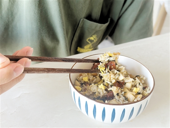 米飯煮熟后如果儲(chǔ)存不當(dāng)再拿來(lái)炒飯吃，或會(huì)導(dǎo)致“炒飯綜合征”。
