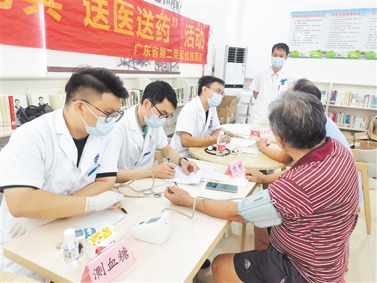 醫(yī)護(hù)人員耐心為優(yōu)撫對象檢查身體。
