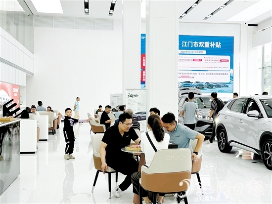 在汽車銷售門店，前來看車購車的市民絡(luò)繹不絕。