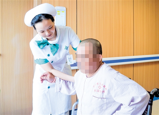 護(hù)士攙扶雙下肢無力患者上病床。