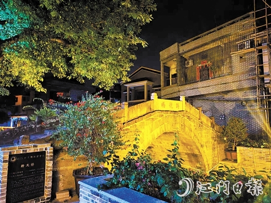 跨龍村歷史文化底蘊(yùn)深厚。圖為有著300余年歷史的跨龍橋“一河兩岸”景色。