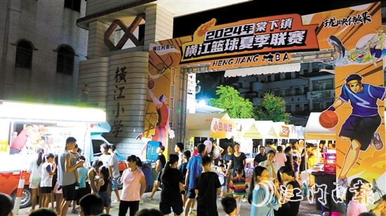 橫江“村BA”的賽場邊開設(shè)了美食夜市，讓觀眾既能看球賽，也能品美食。