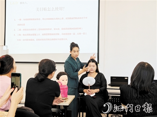 導(dǎo)師向婦女學員傳授形象化妝技巧。