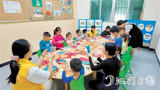 在威東村黨群服務(wù)中心的兒童多功能活動室，孩子們正在制作手工燈籠。