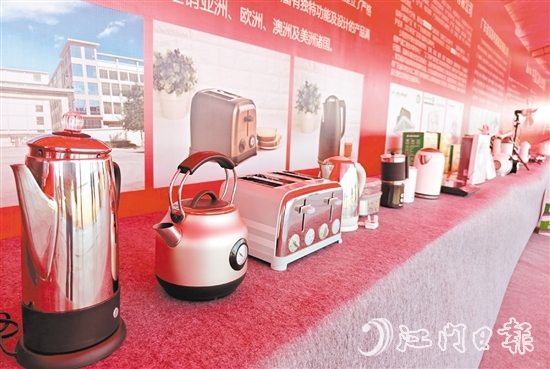 恩平與中山共建的中山（恩平）智能家電產(chǎn)業(yè)園目前已落地10個項目。圖為落地產(chǎn)業(yè)園企業(yè)的產(chǎn)品展示。胡偉杰