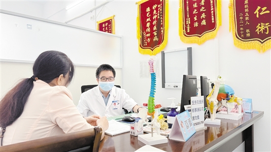 醫(yī)生為帶狀皰疹患者看診。