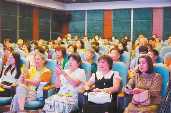 分享會(huì)上，旅游愛(ài)好者齊聚一堂。