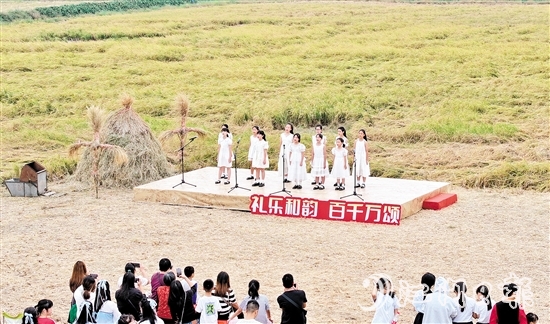 本土表演隊自主編排節(jié)目，以實際行動為鄉(xiāng)村文旅賦能。