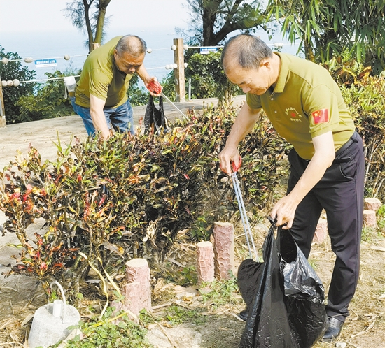 退役軍人志愿者參加環(huán)境整治行動(dòng)，以實(shí)際行動(dòng)助力“百千萬(wàn)工程”。