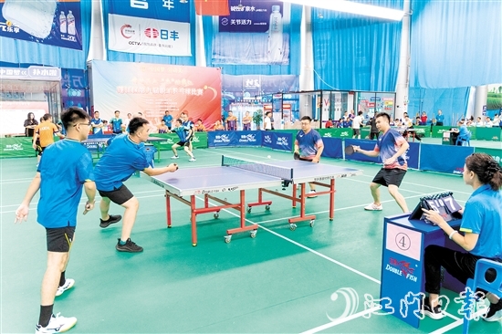 比賽現(xiàn)場(chǎng)，各隊(duì)伍競(jìng)爭(zhēng)激烈，參賽選手不時(shí)秀出精彩球技。
