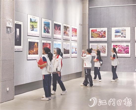 五邑大學(xué)經(jīng)濟(jì)管理學(xué)院學(xué)生們?cè)谟^展。