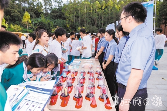 “檢銀?！敝η嗌倌炅私饨鹑谥R。