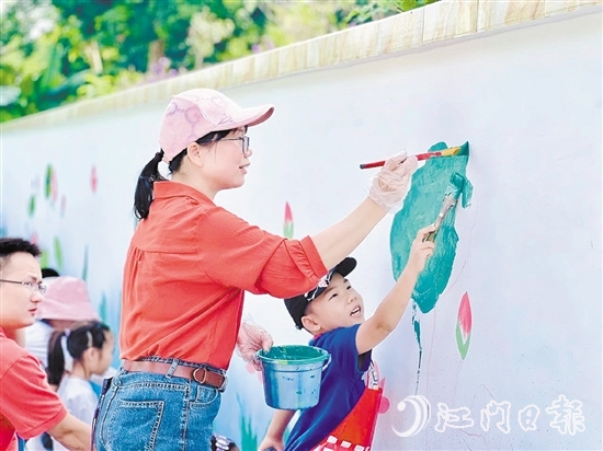 家長和孩子們一起畫蓮。