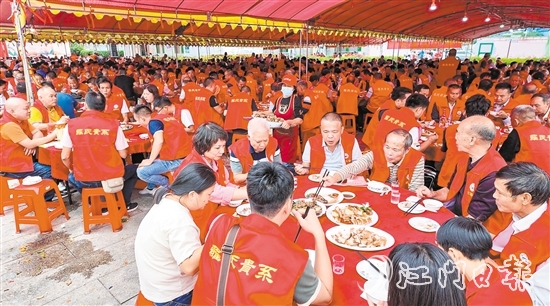 活動設(shè)置了午宴環(huán)節(jié)，在祠堂旁、村道邊安排了230多桌宴席，宗親鄉(xiāng)賢們在此同享家鄉(xiāng)味道、共慶家鄉(xiāng)盛事。
