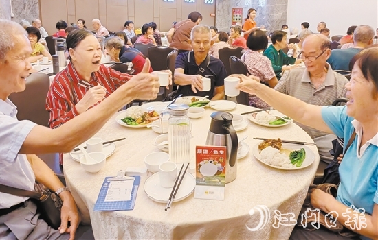 長者樂享舌尖上的幸福滋味。
