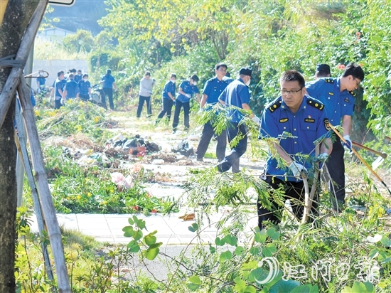 區(qū)城市管理綜合執(zhí)法局在豐樂(lè)路省實(shí)江門(mén)學(xué)校東門(mén)段開(kāi)展雜草清理工作。