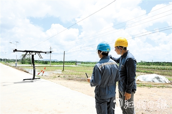 恩平供電局利用專業(yè)無人機(jī)對供電線路進(jìn)行檢查。