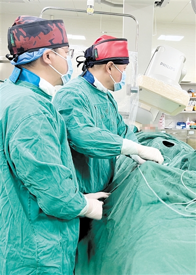 介入醫(yī)生穿著20公斤重的鉛衣為患者進(jìn)行手術(shù)。