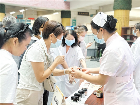 活動(dòng)現(xiàn)場(chǎng)，市民在品嘗膏方。