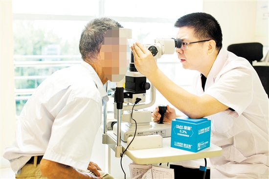 唐聰在為患者檢查眼睛。