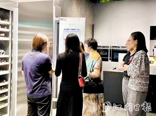 在“以舊換新”補(bǔ)貼的刺激帶動(dòng)下，市民消費(fèi)熱情高漲。