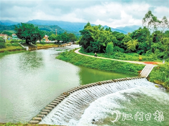 鶴山市完成水系連通及水美鄉(xiāng)村建設(shè)試點(diǎn)縣項(xiàng)目工程建設(shè)，打造出多個(gè)“網(wǎng)紅”水景點(diǎn)。圖為鶴城鎮(zhèn)三堡河五星村段。