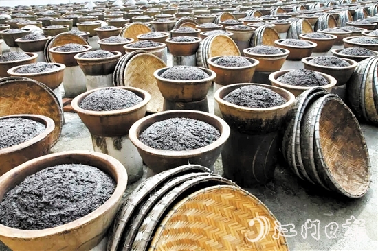 古勞面豉采用天然曬制工藝，且所用器皿都為陶瓷制品。