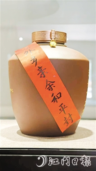 鶴城鎮(zhèn)客家黃酒深受海外鄉(xiāng)親的喜愛。圖為海外鄉(xiāng)親封存的客家黃酒。