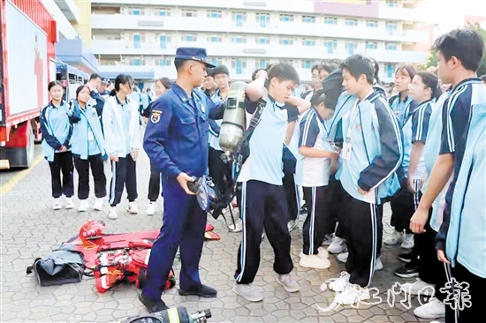 學(xué)生試戴消防救援器材。