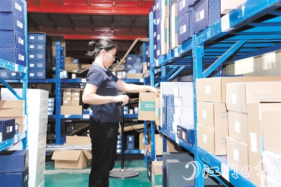 訂單多了，商家忙發(fā)貨。