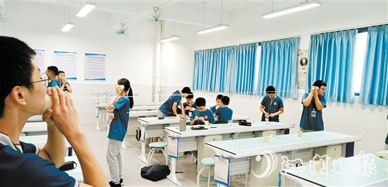 江門一實(shí)學(xué)生進(jìn)行科學(xué)實(shí)驗(yàn)。