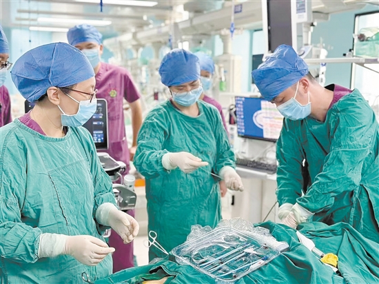 ICU團隊為患者上ECMO（人工膜肺）。