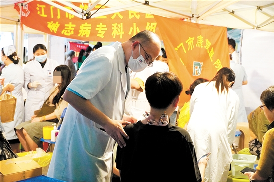 市民在夜市體驗中醫(yī)傳統(tǒng)療法。