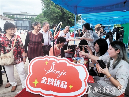 活動(dòng)現(xiàn)場(chǎng)吸引不少游客圍觀。