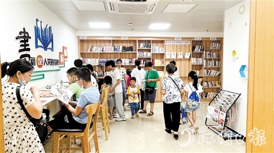 江南街道江翠社區(qū)黨群服務(wù)中心圖書(shū)角，一到周末讀者便絡(luò)繹不絕。