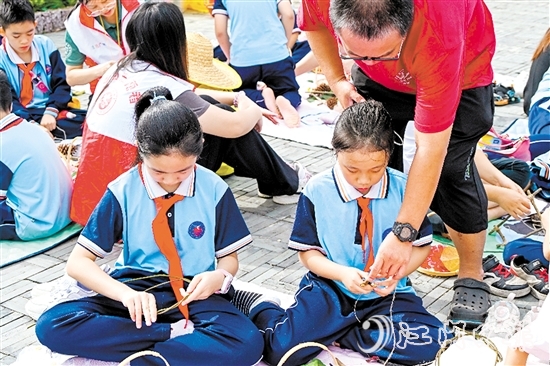 孩子們充分發(fā)揮想象力，制作出一個(gè)個(gè)色彩繽紛、獨(dú)具匠心的樹葉風(fēng)鈴。