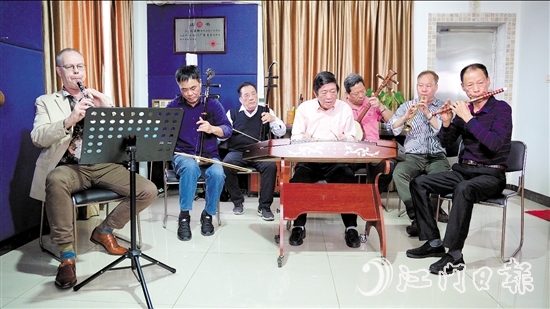 臺山廣東音樂團成員與外國友人合奏。