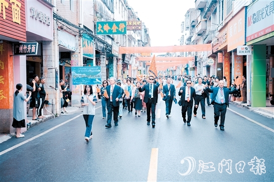 與會(huì)鄉(xiāng)親參加巡游，了解家鄉(xiāng)的變化。