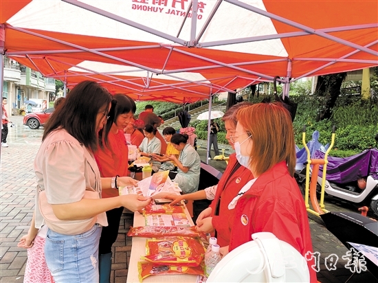 在怡康華庭小區(qū)，志愿者為市民派送“蓬友優(yōu)享”優(yōu)惠券。