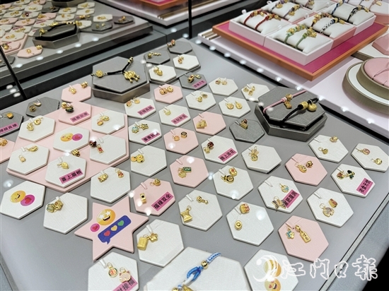 小“金豆”等小件黃金首飾受到部分消費(fèi)者的青睞。