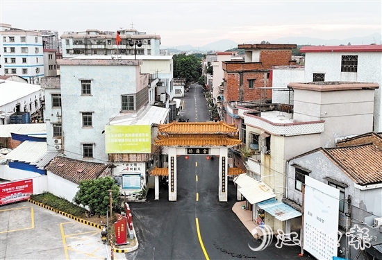 倉邊村道路“白改黑”路面提升工程基本完成瀝青鋪設(shè)。