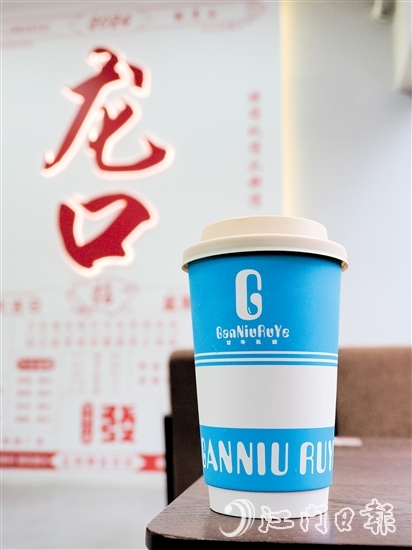 在乳小初奶茶店，游客可以一邊品嘗甘和水牛奶茶，一邊欣賞窗外的荷花塘。