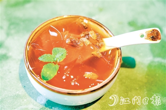 甘和冰粉融合了甘和茶的香氣和冰粉的口感。