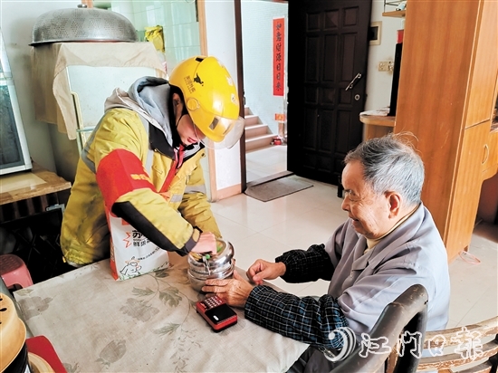 外賣騎手積極參與“老年助餐”行動，為石沖社區(qū)的老年人派送“溫暖外賣”。