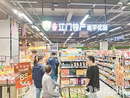 中山市金盛隆購物中心將軍店內(nèi)的“江門特產(chǎn)·恩平優(yōu)品”展銷專柜吸引不少消費(fèi)者前來選購。